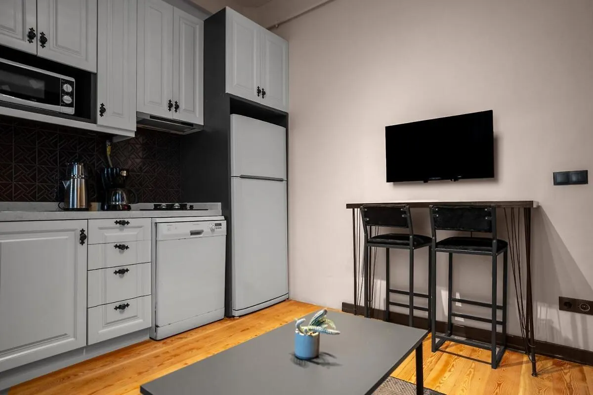 Charming 1Br Flat With Balcony In Cihangir Istanboel Appartement