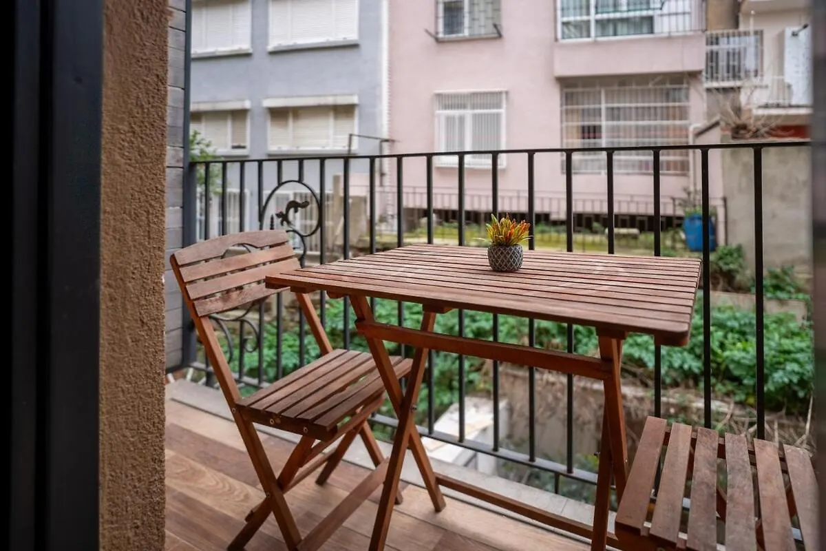 Charming 1Br Flat With Balcony In Cihangir Istanboel